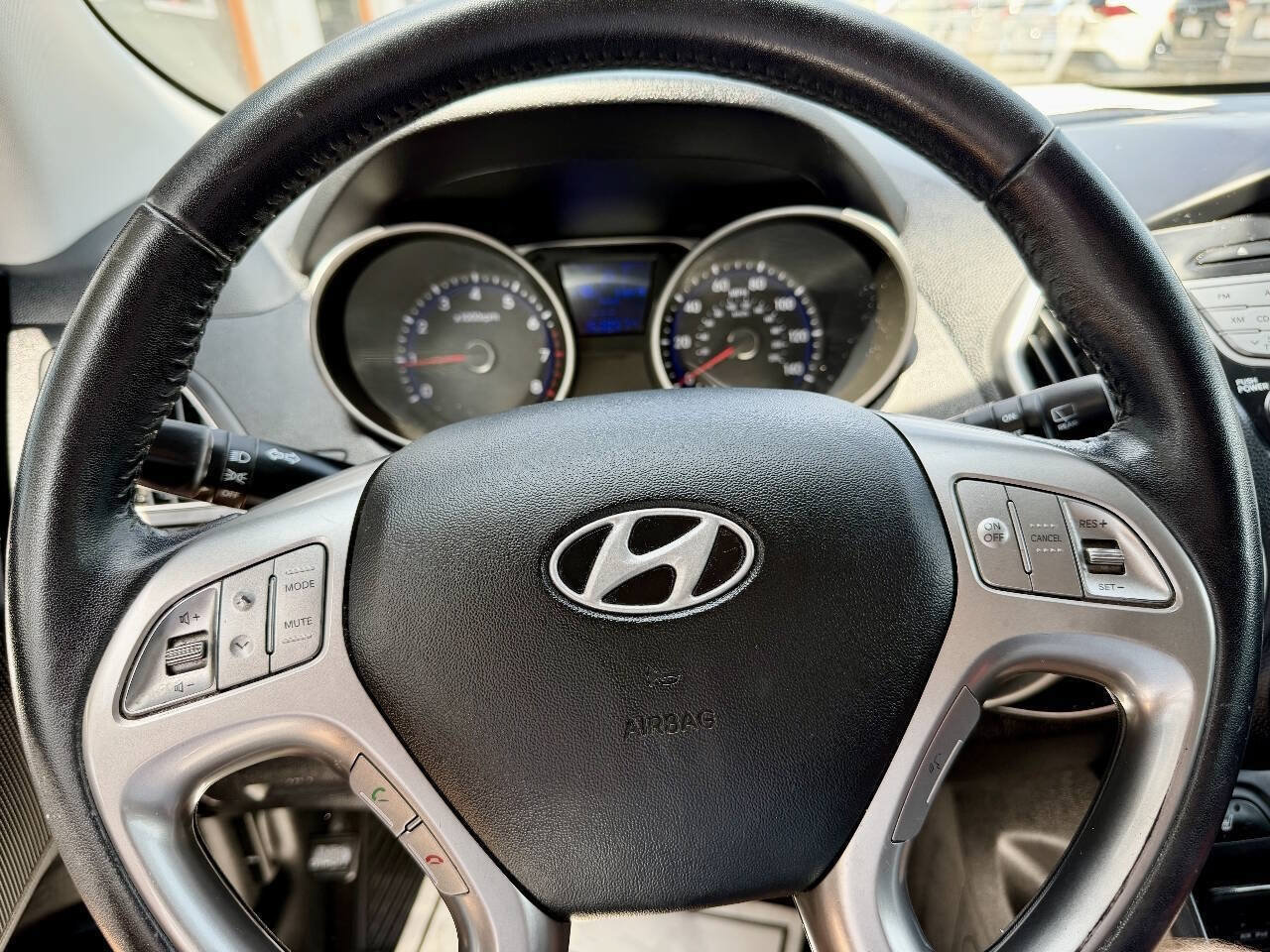 Used 2011 Hyundai Tucson GLS AWD/4WD image 36