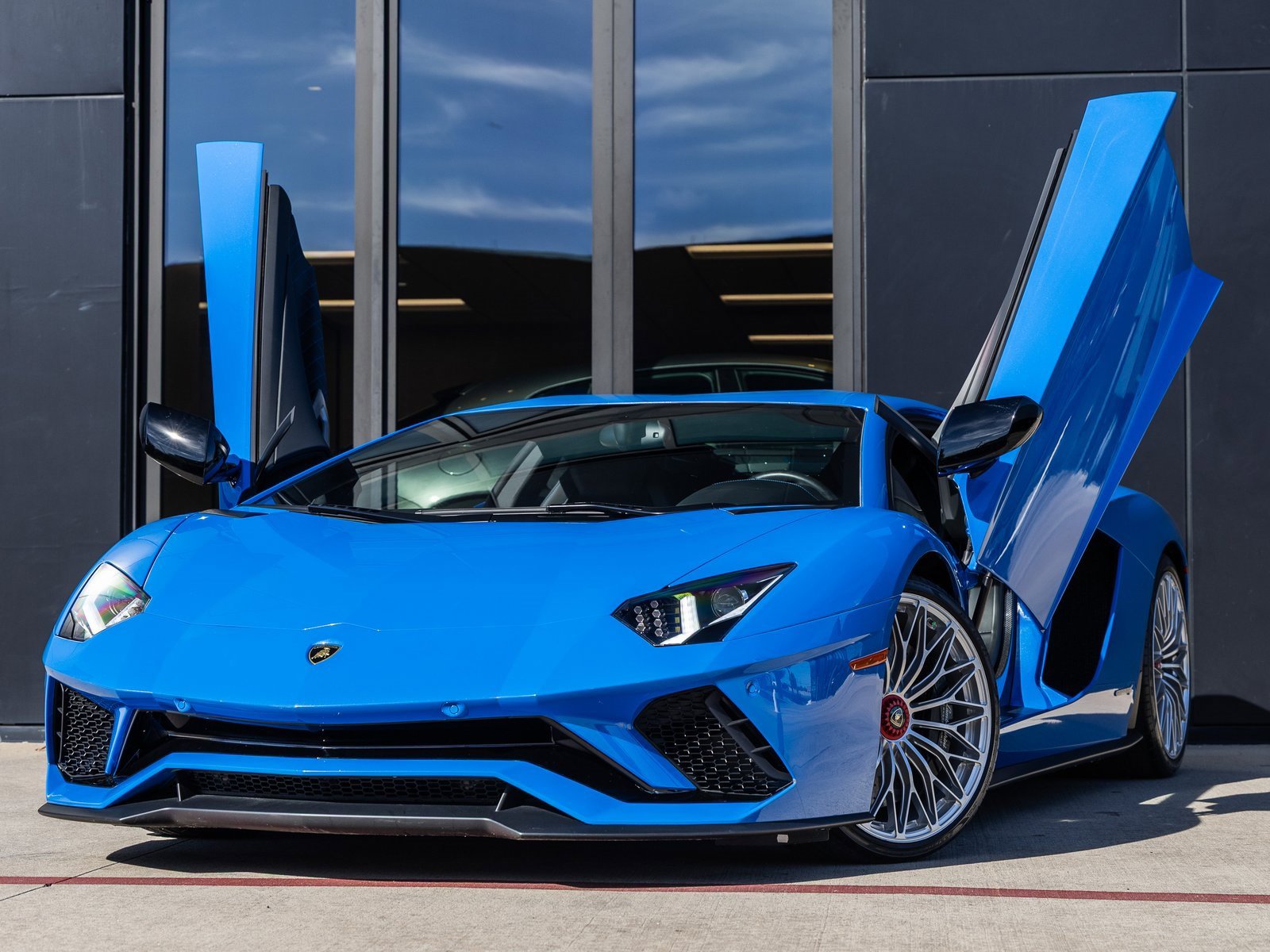 Used 2018 Lamborghini Aventador S image 2