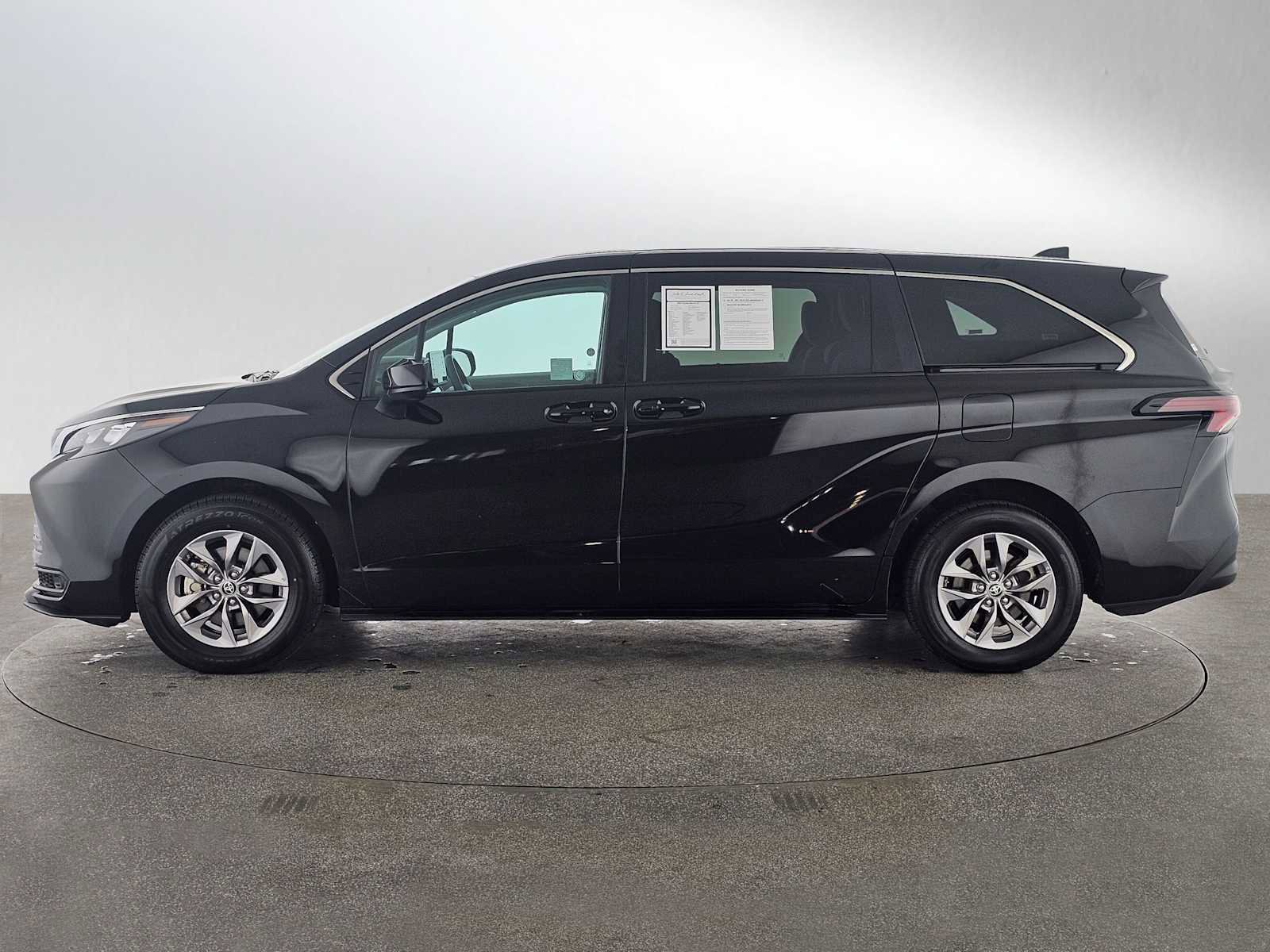 Used 2024 Toyota Sienna LE image 6