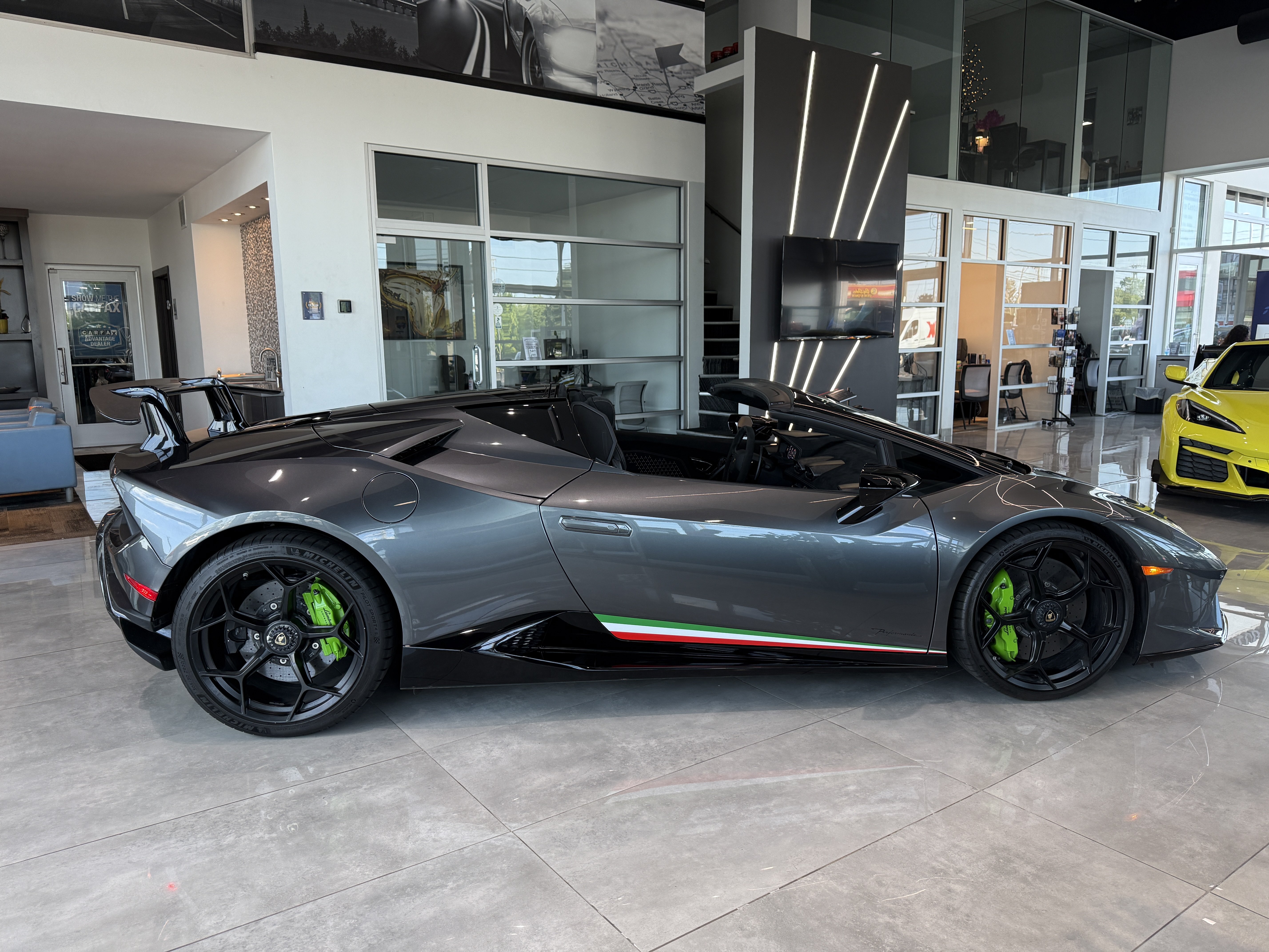 Used 2019 Lamborghini Huracan Performante AWD/4WD image 10
