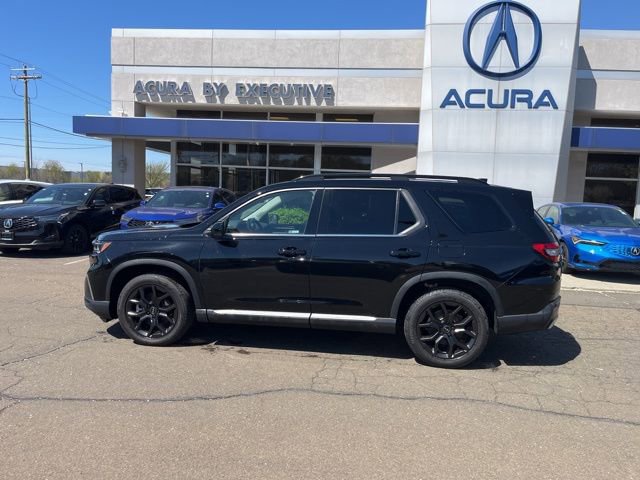 Used 2025 Honda Pilot Touring image 4