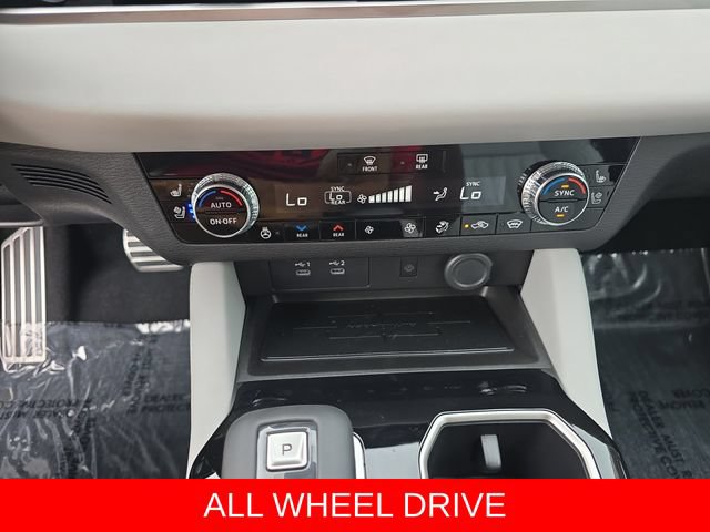 Used 2025 Mitsubishi Outlander AWD image 28
