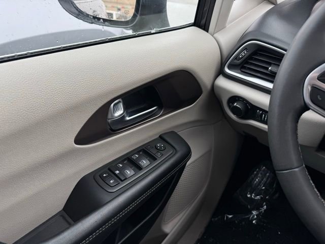 Used 2023 Chrysler Voyager LX image 28