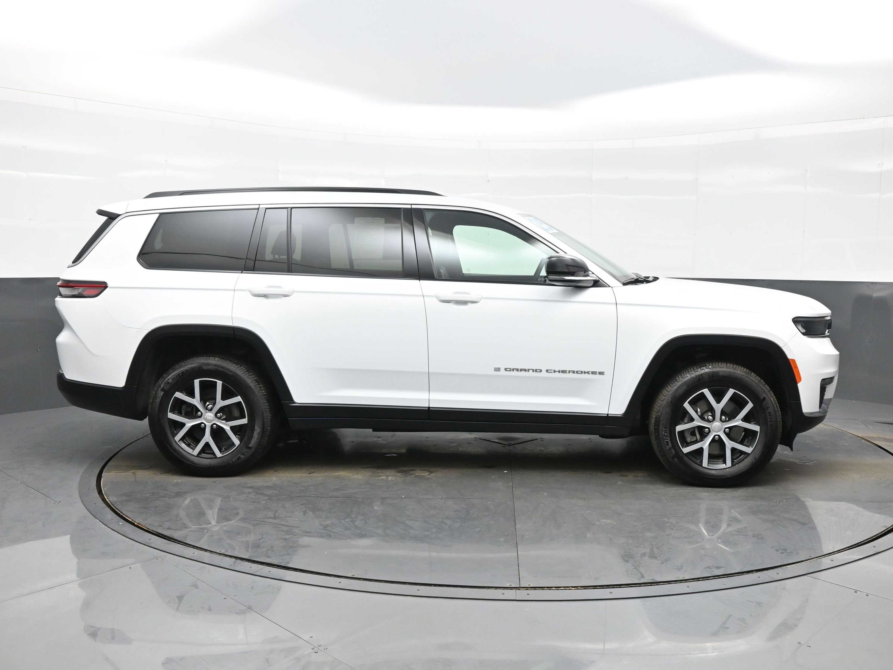 Used 2025 Jeep Grand Cherokee L Limited image 7