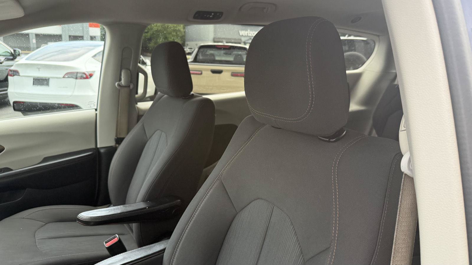 Used 2017 Chrysler Pacifica LX FWD image 28
