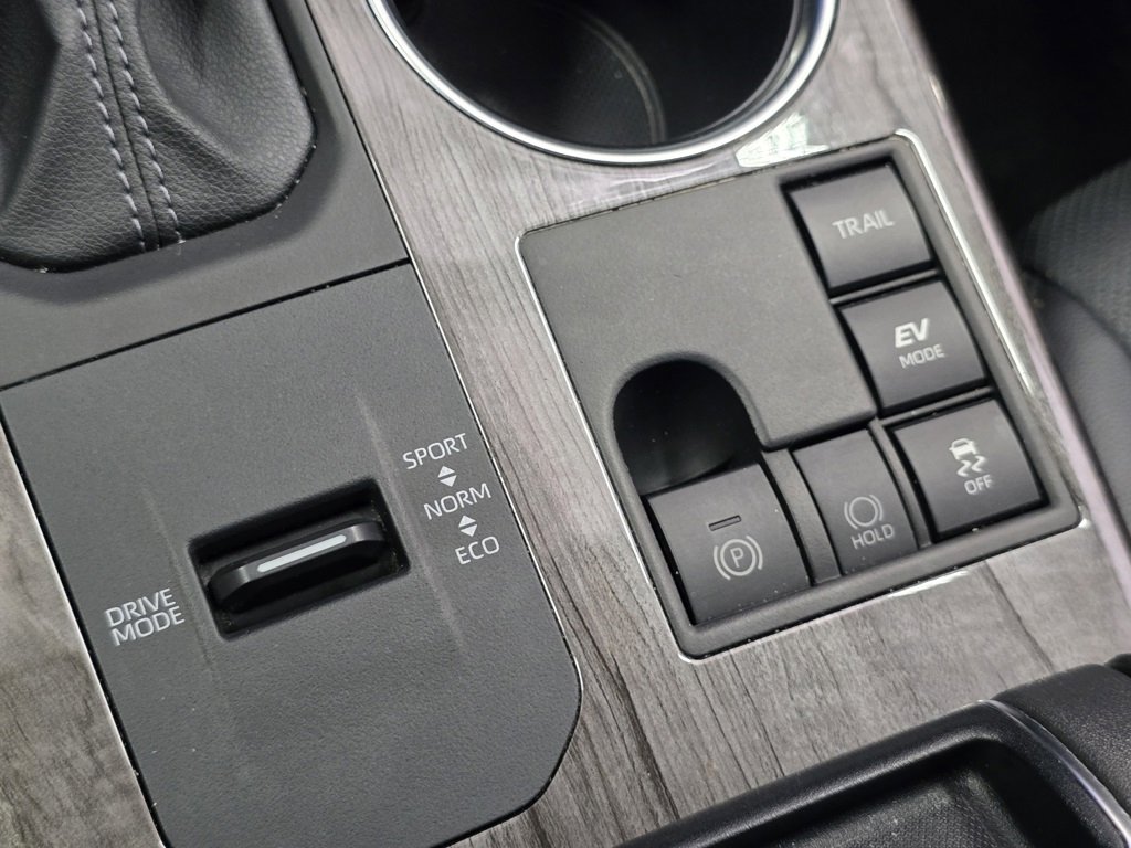 Used 2024 Toyota Highlander Limited image 8