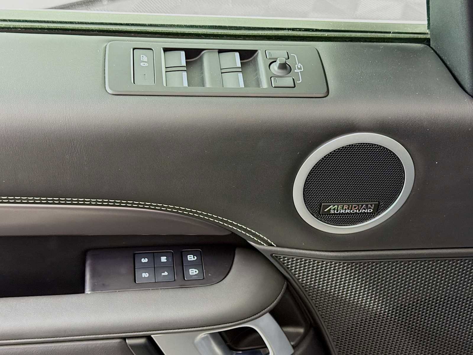 Used 2025 Land Rover Discovery Metropolitan Edition image 18