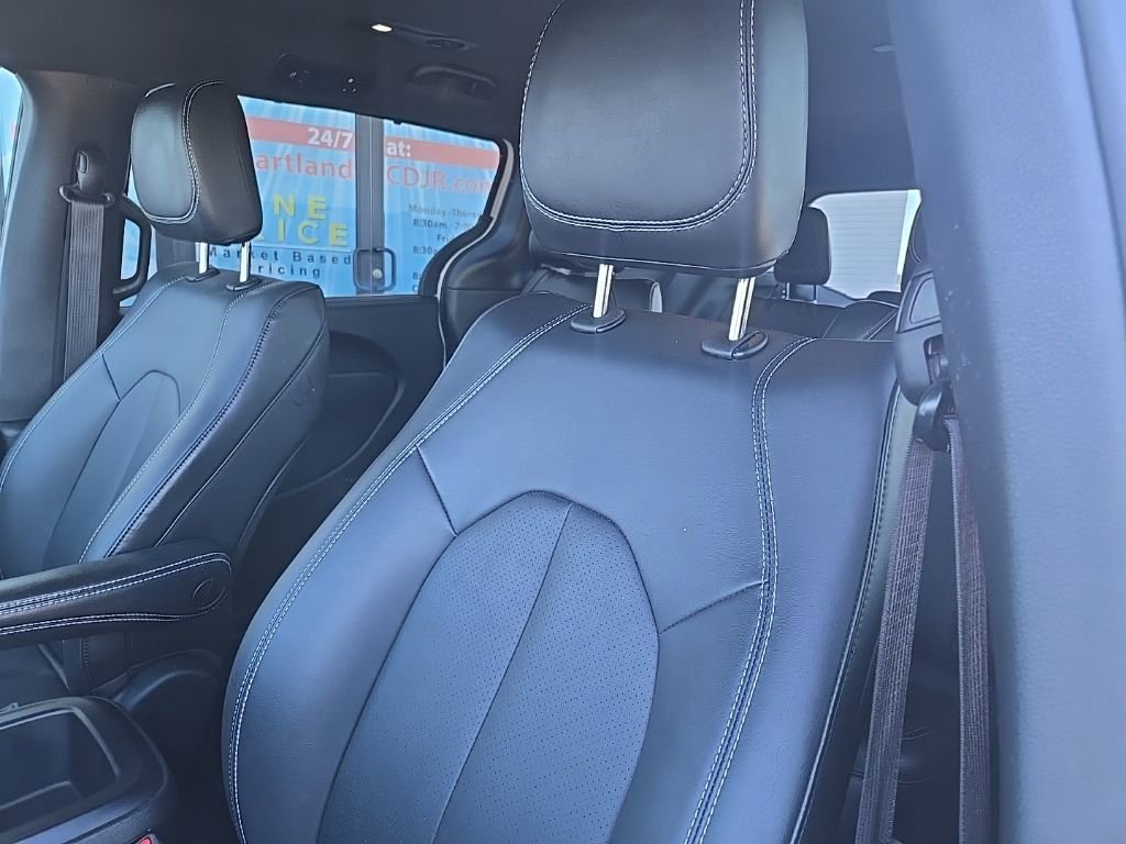 Used 2025 Chrysler Pacifica Select image 30