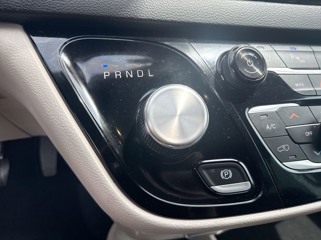 Used 2024 Chrysler Pacifica Touring-L FWD image 19