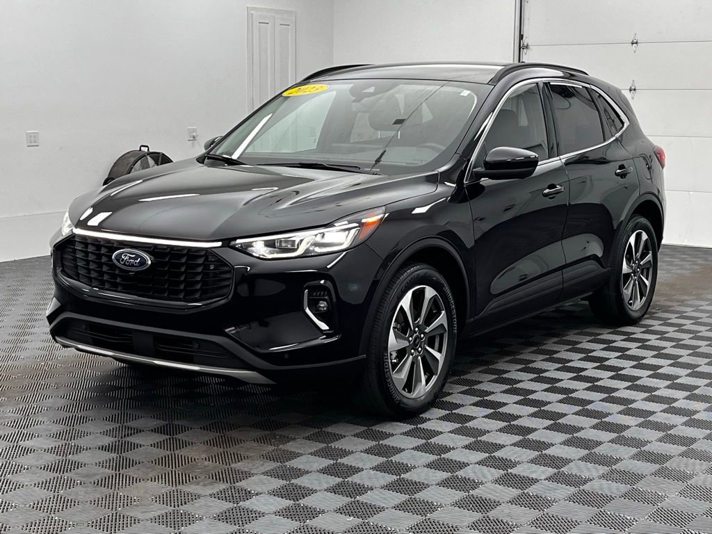 Used 2023 Ford Escape Platinum AWD/4WD image 2