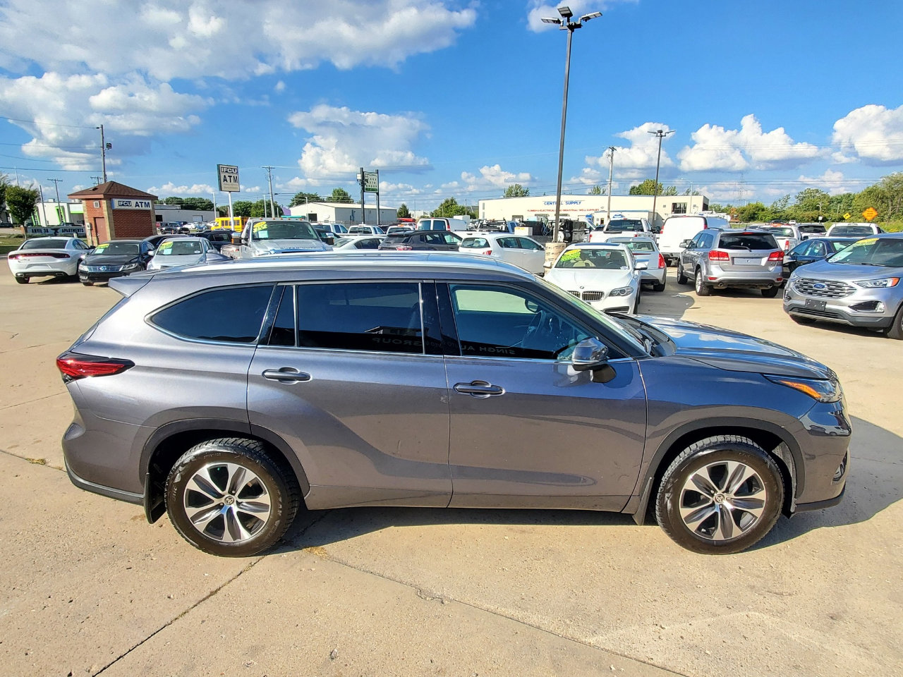 Used 2022 Toyota Highlander XLE image 4