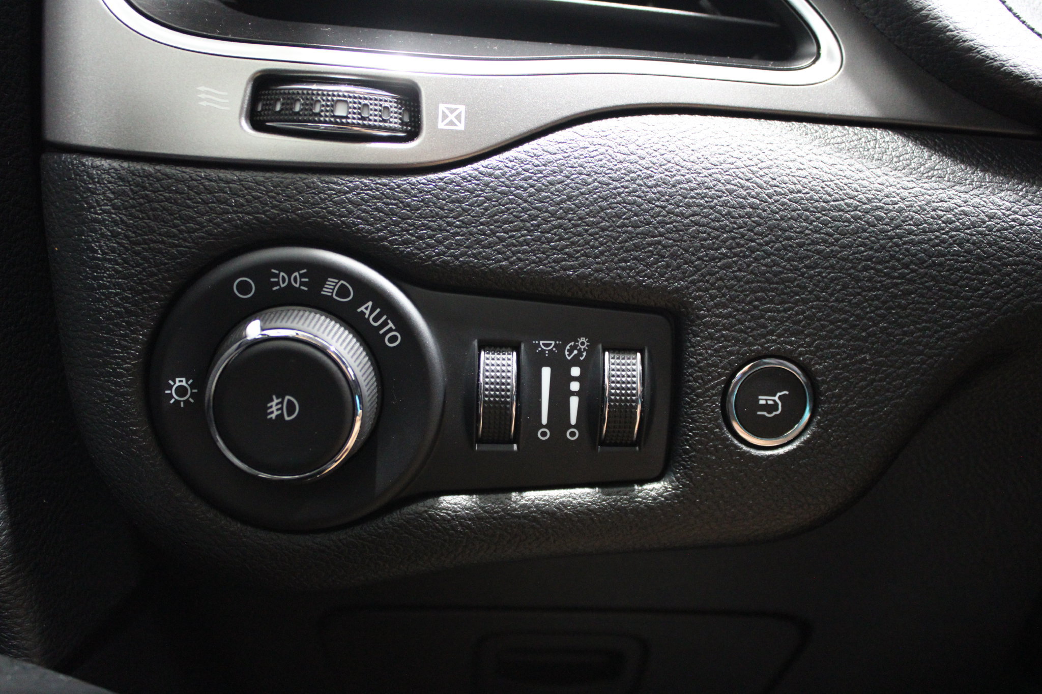 Used 2022 Jeep Cherokee Latitude Lux AWD/4WD image 41