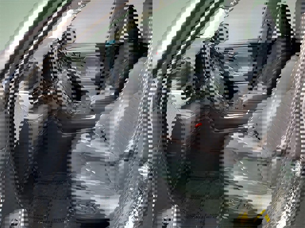 Used 2024 Toyota Highlander XLE image 2