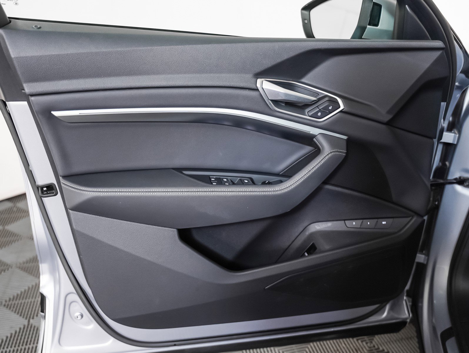 Used 2022 Audi e-tron Premium w/ Convenience Plus Package image 24