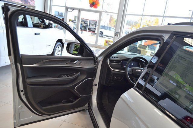 New 2025 Jeep Grand Cherokee Limited w/ Black Appearance Package image 12