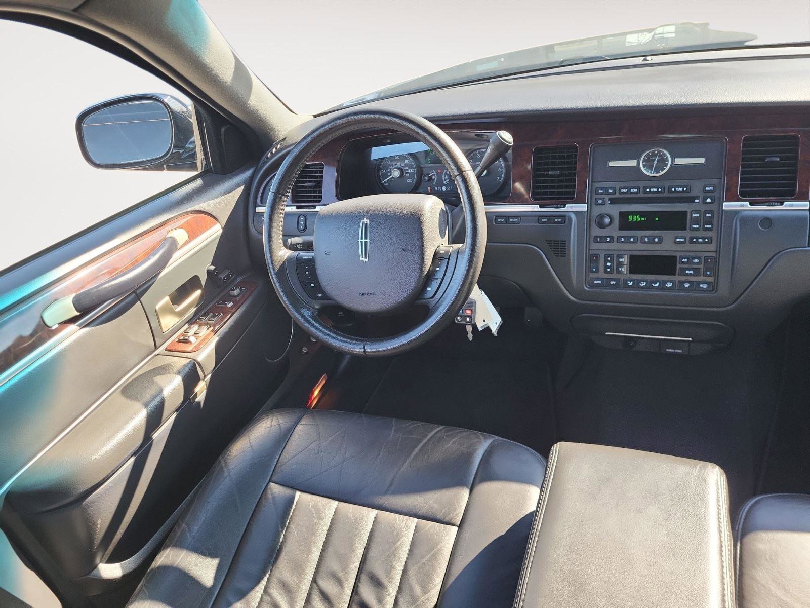Used 2006 Lincoln Town Car Executive image 11