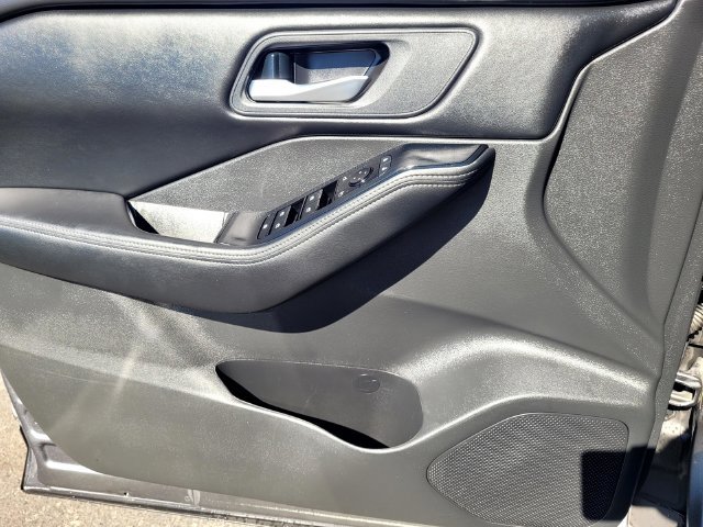 Used 2025 Nissan Rogue SV AWD/4WD image 14