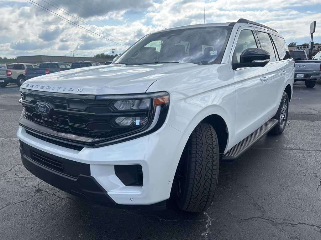 New 2025 Ford Expedition Active image 3