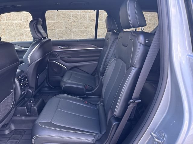 Used 2025 Jeep Grand Cherokee L Overland w/ Luxury Tech Group IV AWD/4WD image 14