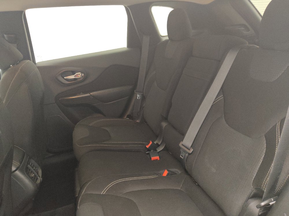 Used 2015 Jeep Cherokee Latitude FWD image 18