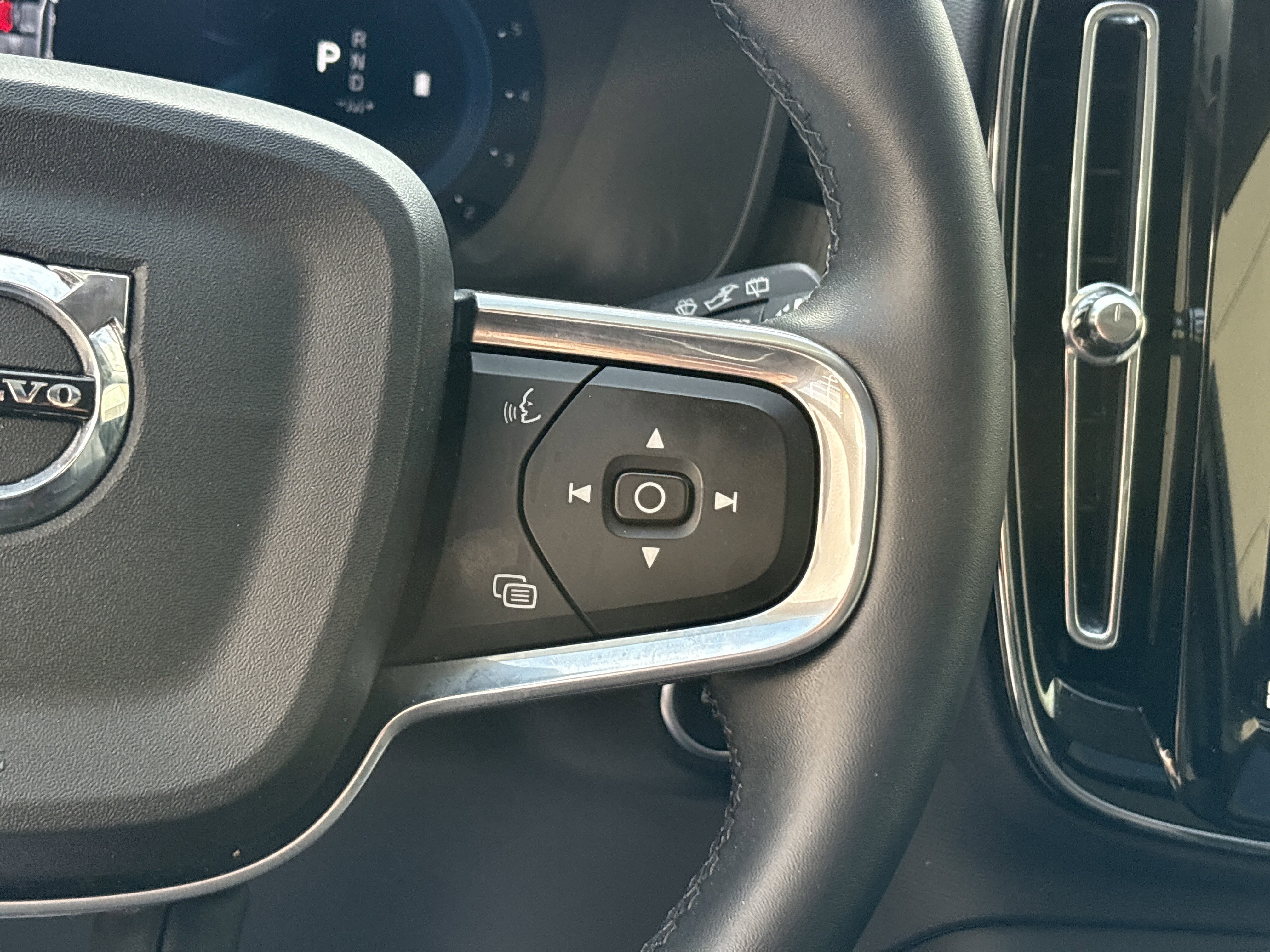 Used 2025 Volvo XC40 B5 Core image 20