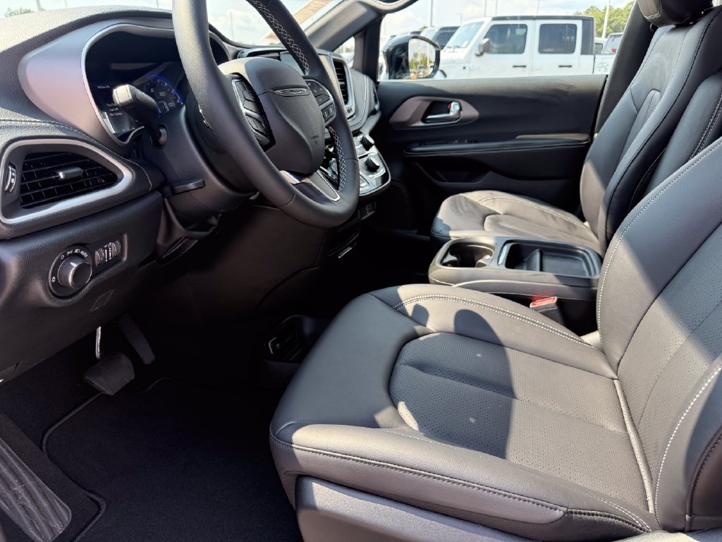 New 2027 Chrysler Pacifica Select FWD image 4