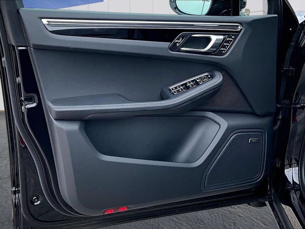 Certified 2025 Porsche Macan AWD/4WD image 19