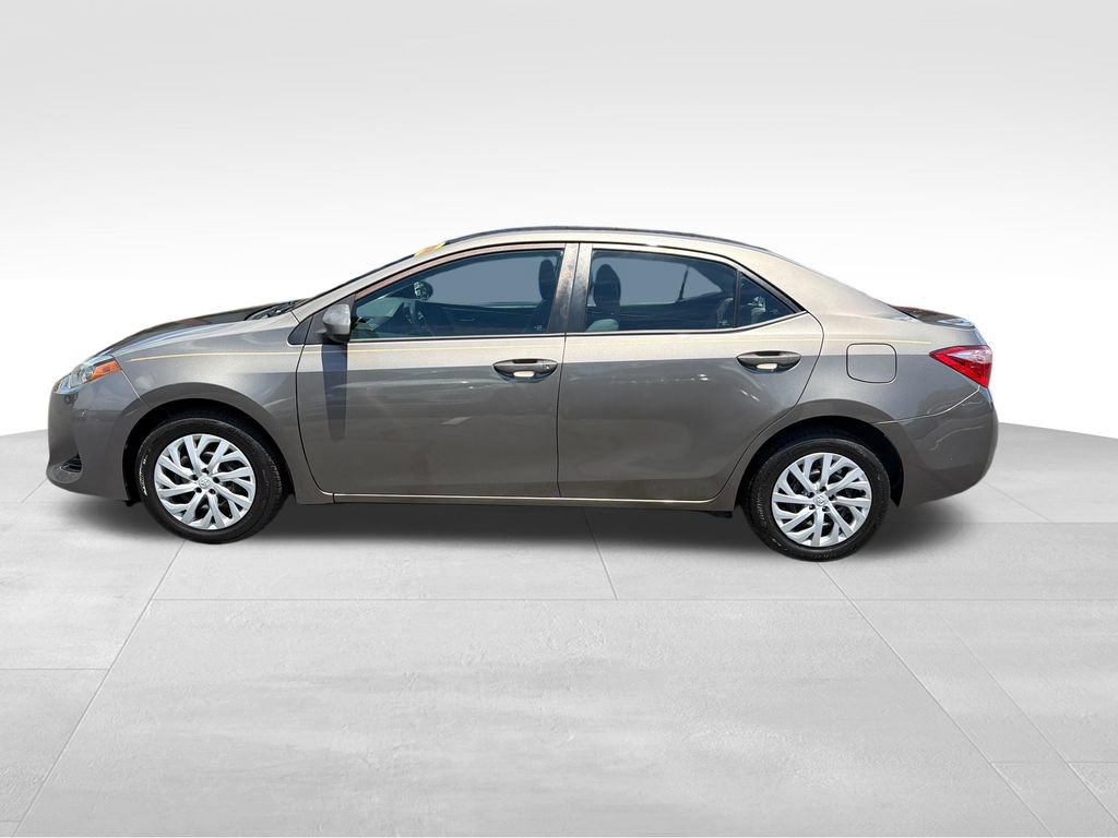 Used 2018 Toyota Corolla LE FWD image 2