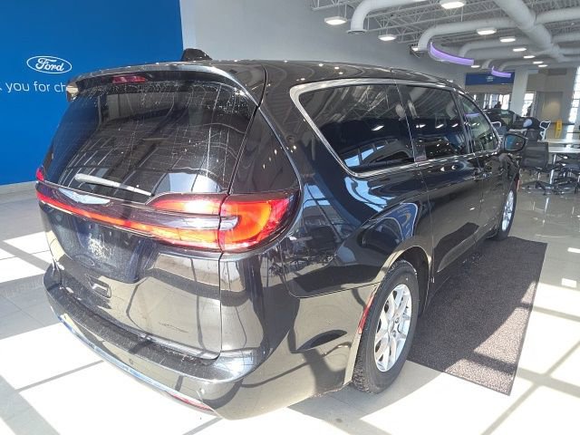Used 2023 Chrysler Pacifica Touring-L image 8