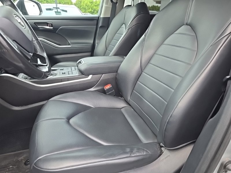 Used 2021 Toyota Highlander XLE AWD/4WD image 12