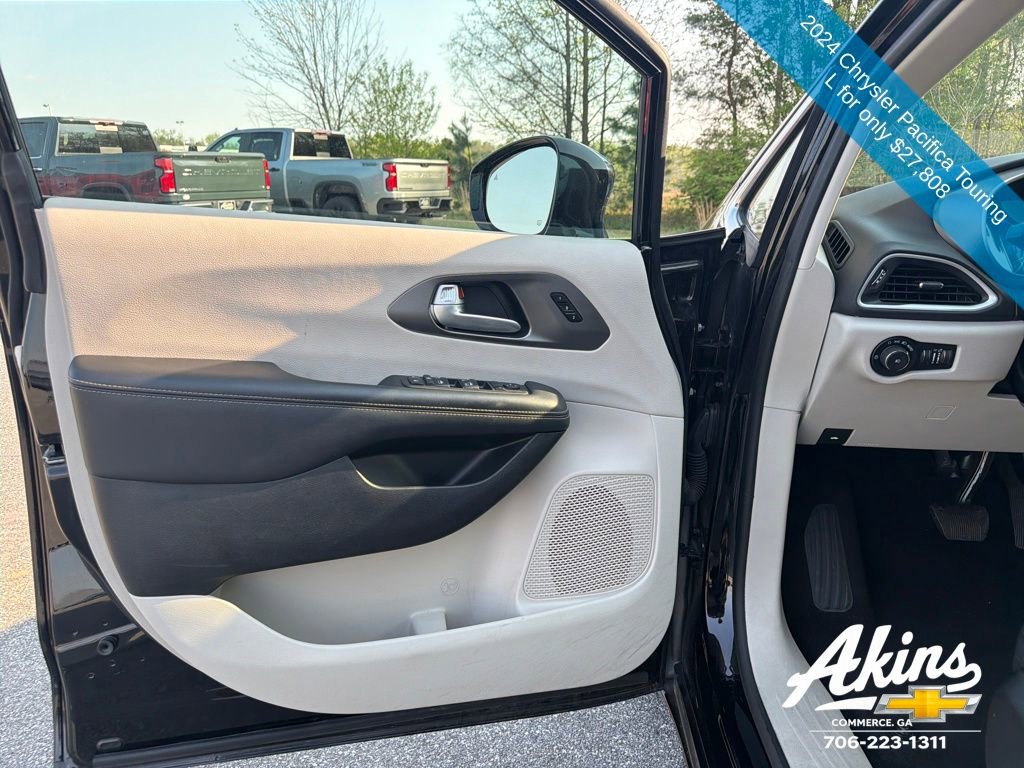 Used 2024 Chrysler Pacifica Touring-L image 16