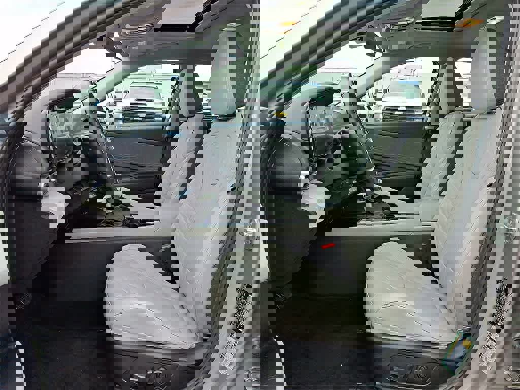 Used 2023 Hyundai Elantra Limited w/ Preferred Accessory Package image 12