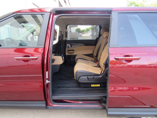 Used 2023 Kia Carnival LX image 7