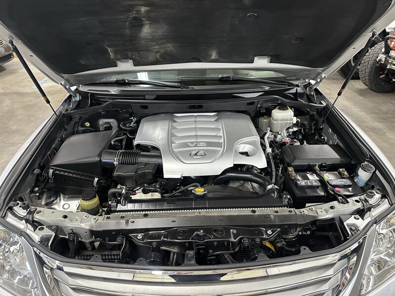 Used 2011 Lexus LX 570 4WD w/ Luxury Pkg image 9