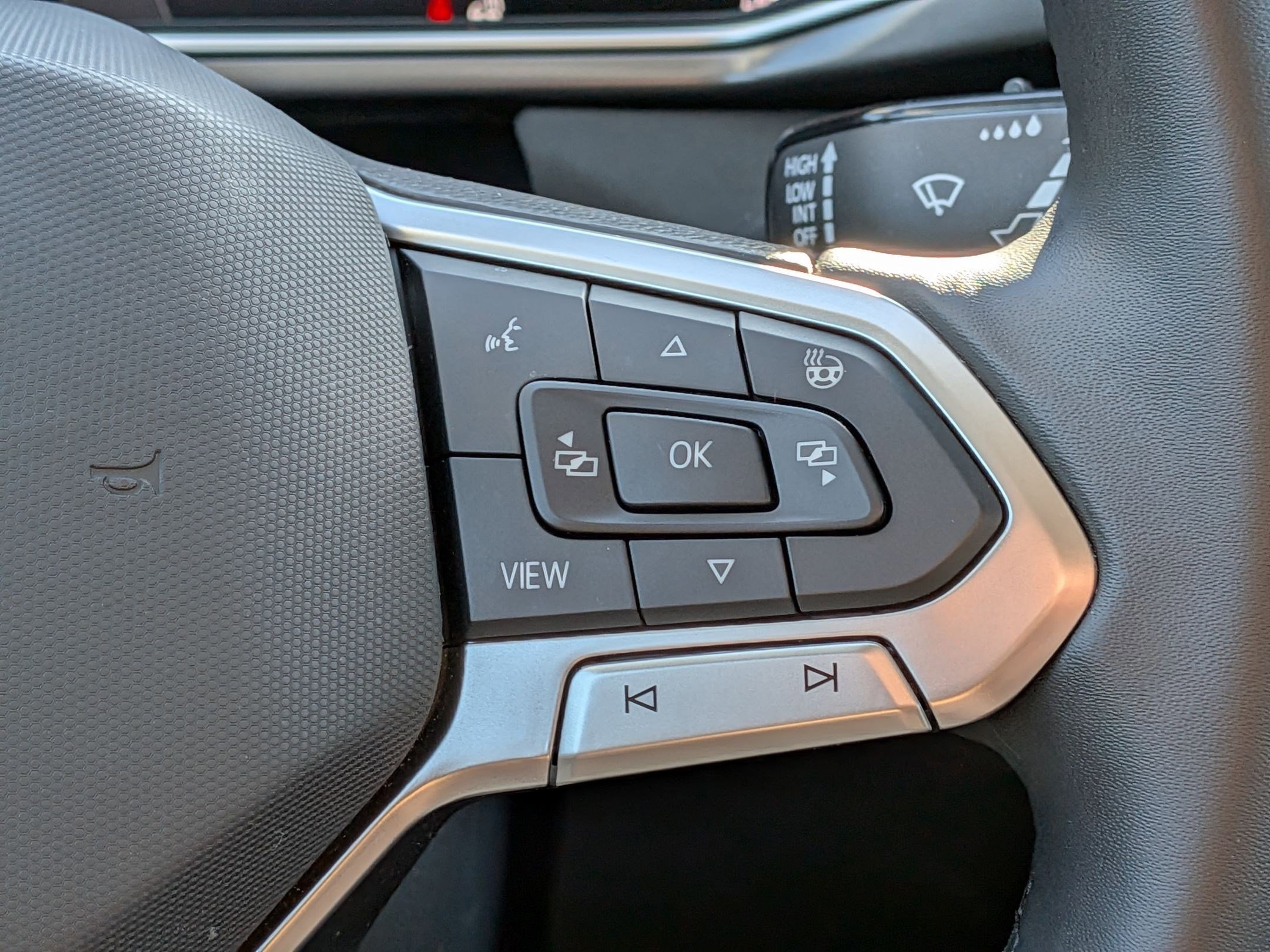 Used 2025 Volkswagen Taos SE image 19