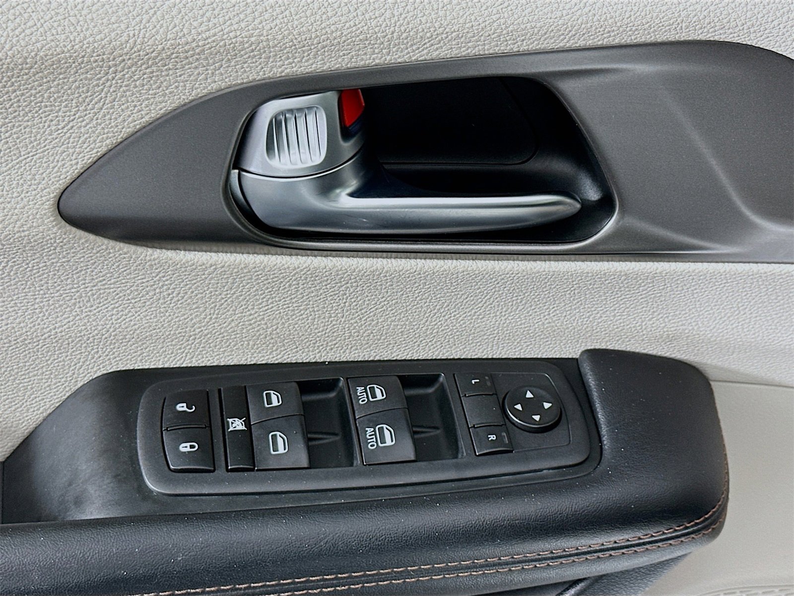 Used 2020 Chrysler Pacifica Touring image 17