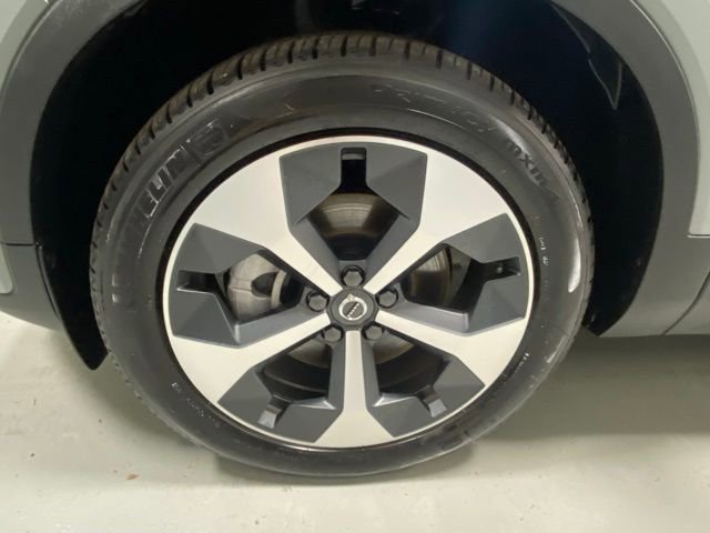 Used 2025 Volvo XC40 B5 Plus AWD/4WD image 5