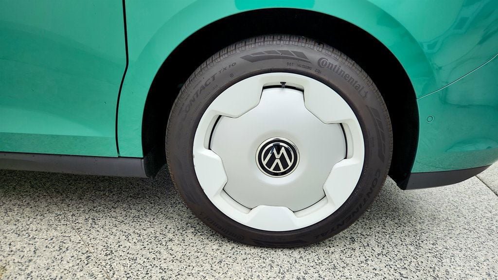Used 2025 Volkswagen ID. Buzz 1st Edition RWD image 9