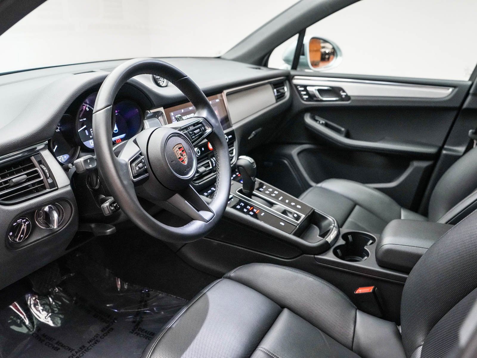 Certified 2025 Porsche Macan image 4