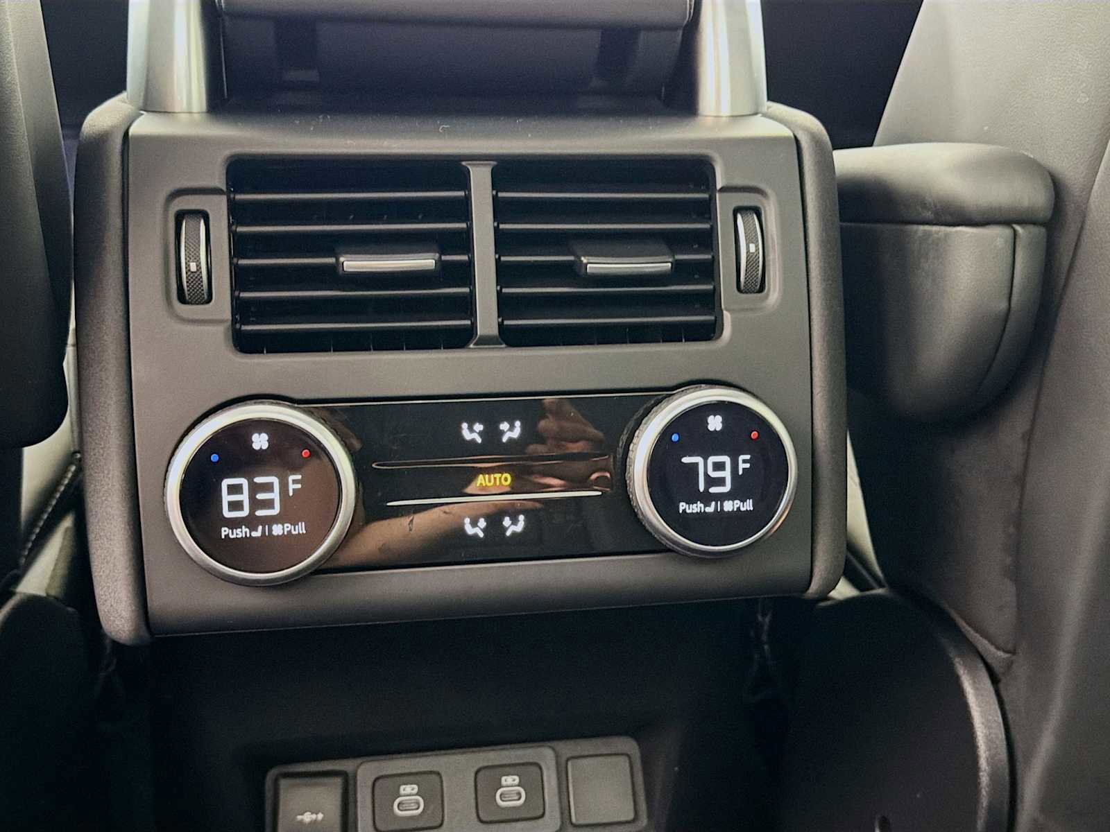 Used 2025 Land Rover Discovery Metropolitan Edition image 24