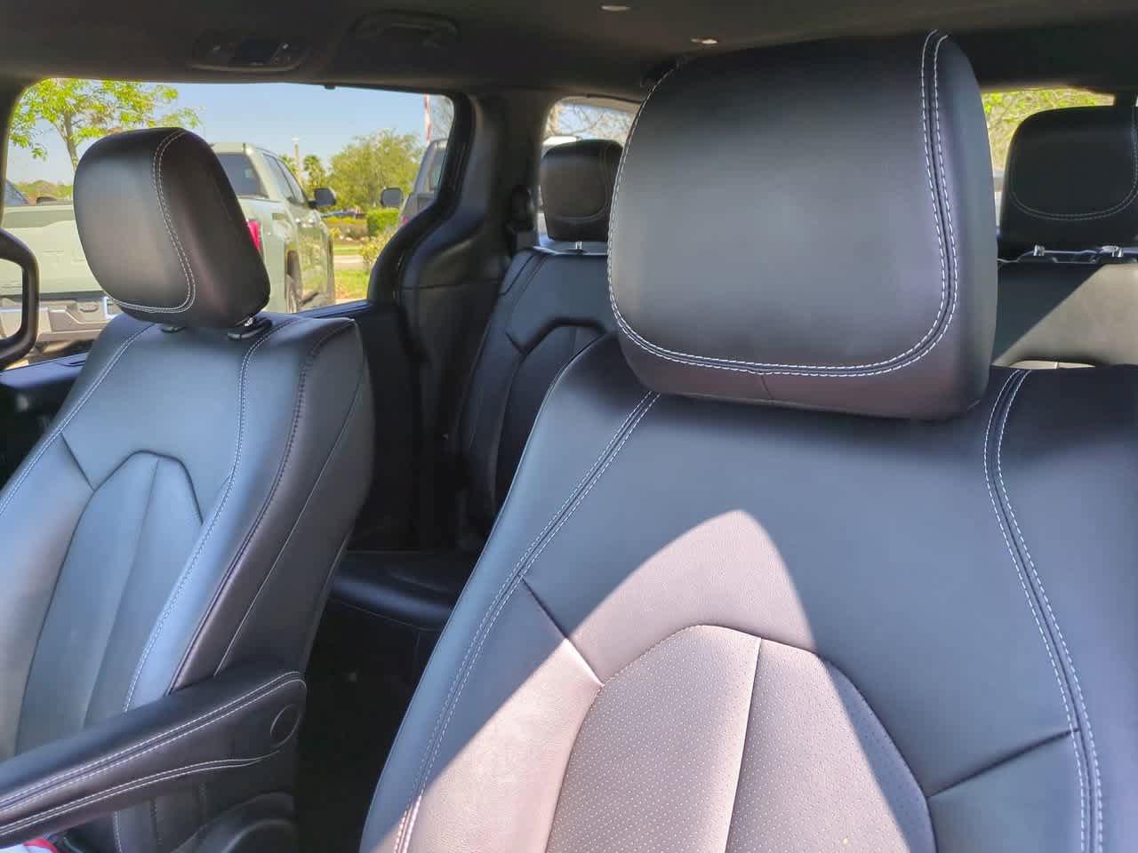 Used 2025 Chrysler Pacifica Select FWD image 8