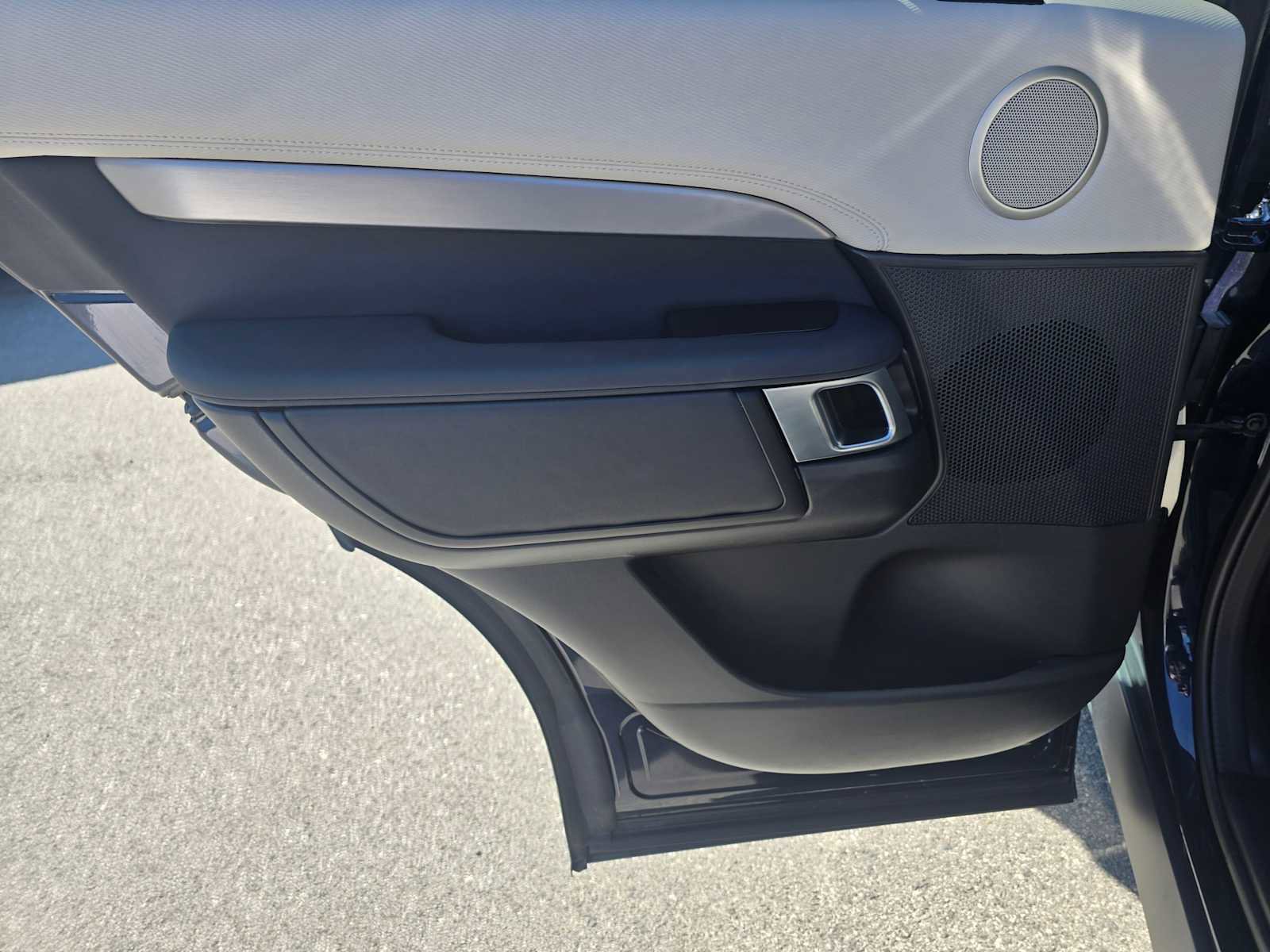 Used 2023 Land Rover Discovery S R-Dynamic image 21