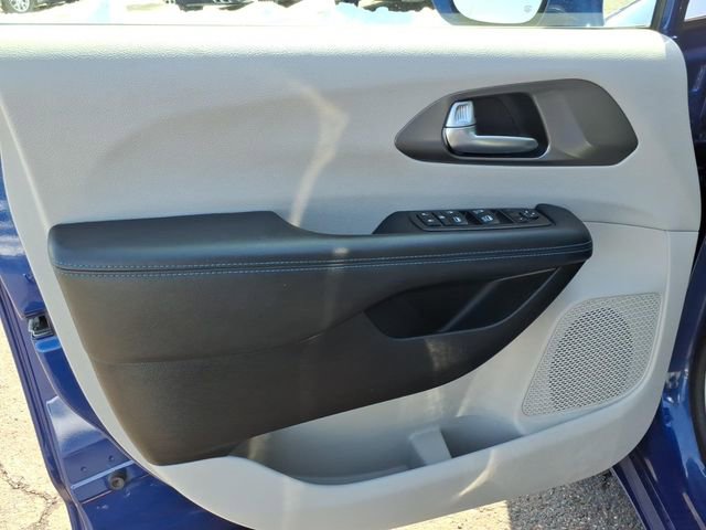 Used 2021 Chrysler Pacifica Touring image 10