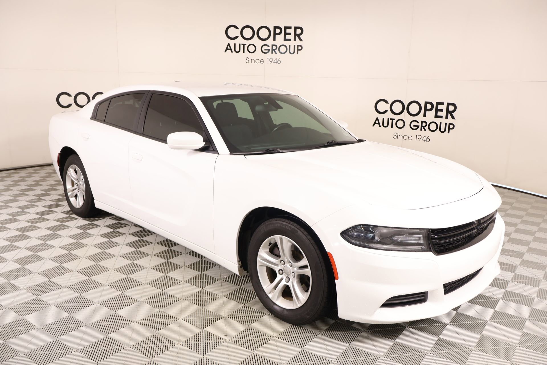 Used 2020 Dodge Charger SXT RWD image 1