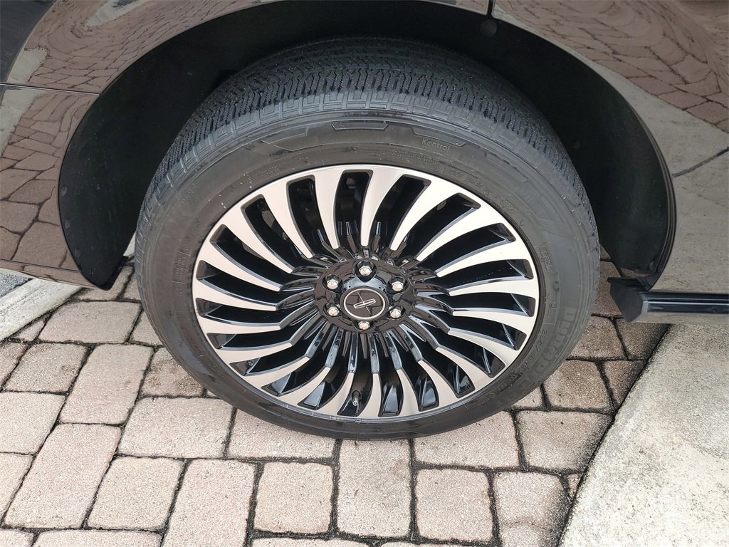 Used 2021 Lincoln Navigator Black Label w/ Cargo Convenience Package image 7