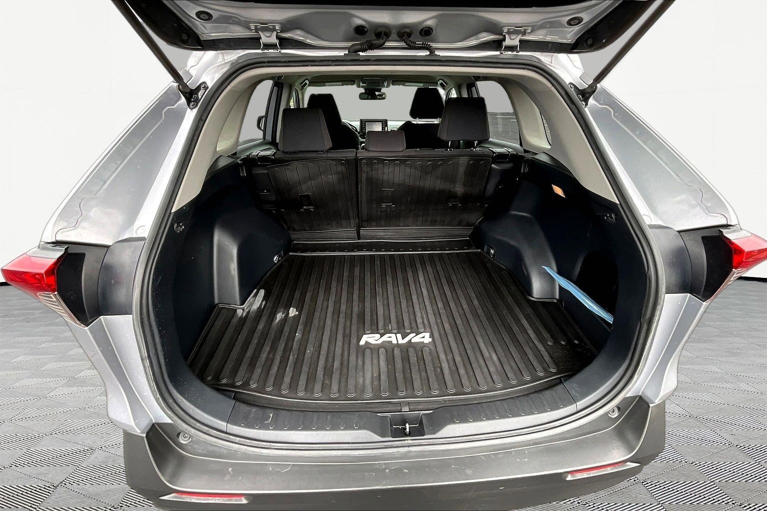 Used 2021 Toyota RAV4 LE image 27