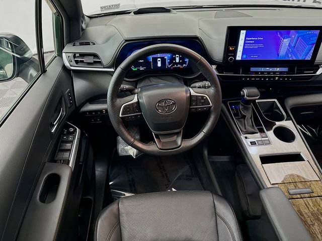 Used 2025 Toyota Sienna Platinum AWD/4WD image 24