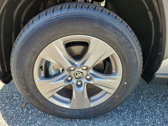 Used 2025 Toyota RAV4 XLE image 17