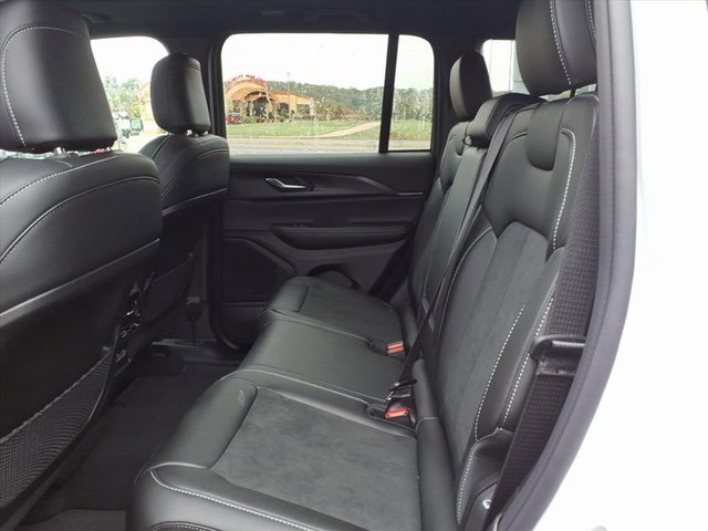 New 2025 Jeep Grand Cherokee Altitude image 10