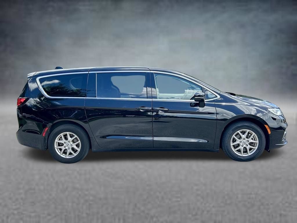 Used 2024 Chrysler Pacifica Touring-L FWD image 4